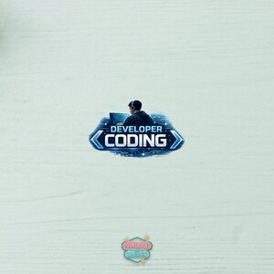Pode incluir: Ilustra&ccedil;&atilde;o digital de uma pessoa com fones de ouvido codificando em um laptop. O texto "DEVELOPER CODING" &eacute; exibido em um design azul e branco. Um logotipo de "Printables Marek" est&aacute; na parte inferior.