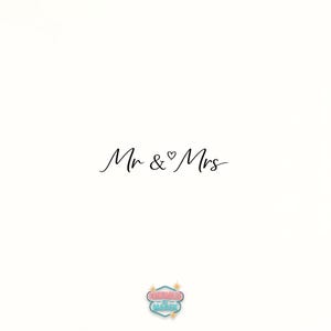 Op de afbeelding: Een minimalistisch ontwerp met de woorden "Mr & Mrs" in elegant zwart schrift, met een hartsymbool ter vervanging van de "&." De afbeelding heeft een effen witte achtergrond en een klein logo onderaan.