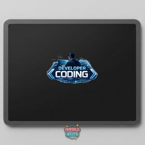Pode incluir: Tablet preto com um gr&aacute;fico azul e branco de uma pessoa codificando em um laptop, com as palavras "DEVELOPER CODING". A imagem tamb&eacute;m inclui o texto "Printables by Marek".