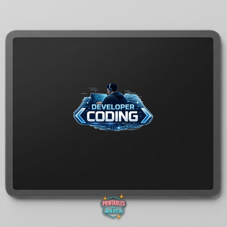 Pode incluir: Tablet preto com um gr&aacute;fico azul e branco de uma pessoa codificando em um laptop, com as palavras "DEVELOPER CODING". A imagem tamb&eacute;m inclui o texto "Printables by Marek".