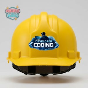 Pode incluir: Um capacete amarelo brilhante com um gr&aacute;fico que diz "DEVELOPER CODING". O gr&aacute;fico apresenta a silhueta de uma pessoa com fones de ouvido trabalhando em um laptop. O capacete tem o texto "PRINTABLES BY MAREK" em um design circular.