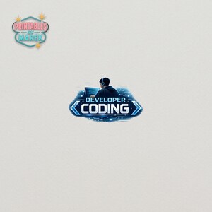 Pode incluir: Ilustra&ccedil;&atilde;o digital de uma pessoa com fones de ouvido trabalhando em um laptop. O texto "DEVELOPER CODING" &eacute; exibido em um design azul futurista. A imagem tamb&eacute;m inclui o texto "Printables by Marek" em um design turquesa e rosa.