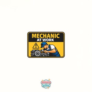 Könnte beinhalten: Ein gelb-schwarzes Schild mit der Aufschrift "MECHANIC AT WORK" und einer Grafik eines Mechanikers, der an Maschinen arbeitet. Der Mechaniker trägt eine blaue Mütze und einen Overall. Ein Warnsymbol ist ebenfalls vorhanden.