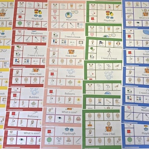 Op de afbeelding: Een verzameling rechthoekige communicatieborden met kleurrijke iconen en tekstlabels. Elk bord toont verschillende categorieën zoals What is sore, Playdough, Mealtimes, I need a break, How I feel en Bubbles, gerangschikt in een raster.