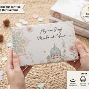 Puede incluir: Una caja decorativa con una ilustración de mezquita y el texto "Bajram Serif Mubarek Olsun". La caja tiene un diseño floral y geométrico en colores pastel. También se ven las palabras "Descarga digital".