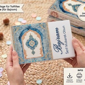 Puede incluir: Diseño de caja de regalo descargable digitalmente con un patrón ornamental azul y dorado. La caja presenta la palabra "Bajram" en escritura elegante. El diseño incluye una luna creciente y las palabras "Descarga digital".