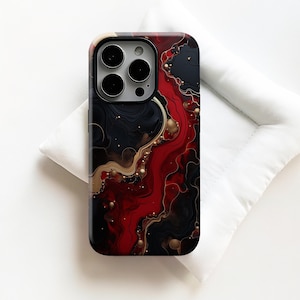 Könnte beinhalten: Handyhülle mit einem abstrakten Design. Die Hülle zeigt eine Mischung aus Schwarz, Rot und Gold mit Marmoreffekt. Das Design umfasst fließende Linien und goldene Akzente, die einen luxuriösen Look erzeugen. Die Hülle hat einen Kameraausschnitt.