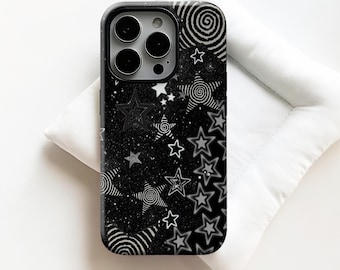Könnte beinhalten: Schwarz-weißes Handycase mit Stern- und Spiraldesign. Das Case hat einen schwarzen Hintergrund mit weißen Sternen, Spiralen und einem Glitzereffekt. Das Case hat einen schwarzen Rand und einen Kameraausschnitt.