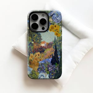 Op de afbeelding: Een telefoonhoesje met een kleurrijk impressionistisch schilderij met zonnebloemen, een huis en een wervelende blauwe lucht. De hoes heeft een zwarte uitsparing voor de cameralens en een glanzende afwerking. In de stijl van Van Gogh.
