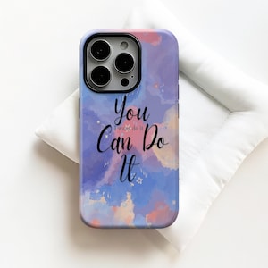Puede incluir: Funda de teléfono con un diseño de acuarela colorido en tonos azules, morados, rosas y amarillos. La funda presenta el texto "You Can Do It" en un estilo manuscrito, con las palabras "I want do it" debajo de "You".