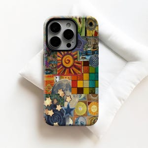 Puede incluir: Una colorida funda de teléfono con un diseño de patchwork con soles, lunas, estrellas y arte abstracto. La funda tiene un acabado brillante y un parachoques protector alrededor de la cámara.