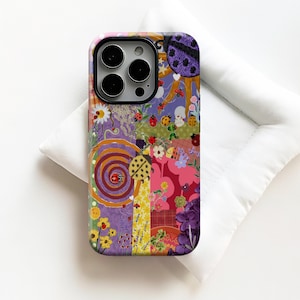 Op de afbeelding: Kleurrijke telefoonhoes met een grillig ontwerp met lieveheersbeestjes, bloemen en een spiraalpatroon. De hoes heeft een patchwork-stijl met levendige kleuren zoals paars, roze, geel en groen. Ontworpen voor een smartphone.