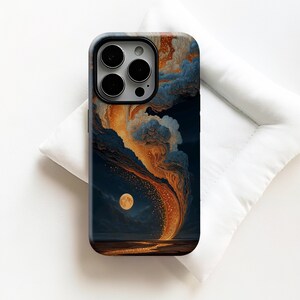 Puede incluir: Funda de teléfono con un diseño artístico que representa una escena nocturna con luna llena y un remolino de color naranja y dorado. La funda tiene un borde azul oscuro y un acabado brillante.
