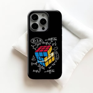 Puede incluir: Funda de teléfono negra con un diseño de Cubo de Rubik colorido, ecuaciones matemáticas y el número 3,14. La funda tiene un acabado brillante y está diseñada para un smartphone.