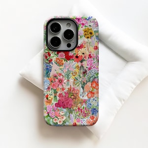 Puede incluir: Una funda de teléfono con un diseño floral, que muestra un collage de flores coloridas, incluyendo rosas, girasoles y margaritas. La funda tiene un borde negro para la lente de la cámara y está sobre un fondo blanco.