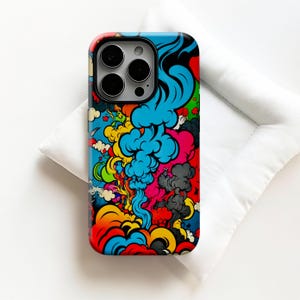 Op de afbeelding: Een kleurrijke telefoonhoes met een abstract ontwerp. De hoes heeft wervelende vormen en wolkenachtige vormen in blauw, geel, rood, roze en zwart. De hoes heeft een glanzende afwerking en een uitsparing voor de camera.