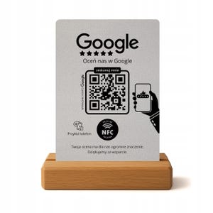 Puede incluir: Un letrero plateado de reseñas de Google con un código QR, un icono de teléfono y el texto "Google". El letrero está en un soporte de madera. El texto incluye "Escanéame" y "Tu calificación es importante para nosotros."