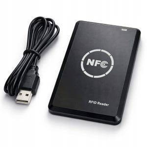 Può includere: Lettore RFID nero con cavo USB. Il lettore presenta il simbolo NFC e la scritta "RFID Reader". Il cavo USB è nero.