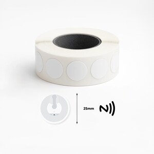 Könnte beinhalten: Eine Rolle weißer, kreisförmiger Aufkleber mit einem zentralen Kern. Ein einzelner Aufkleber wird mit einem Maß von 2,5 cm gezeigt. Ein Funksymbol wird ebenfalls angezeigt.