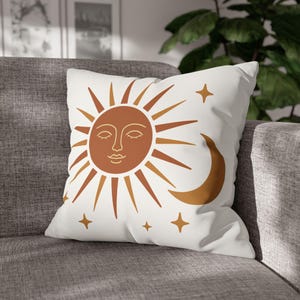 スクエア枕カバー、太陽と月の天体クッションカバー、フェイクスエードボヘミアンシックなスローピロー、占星術と瞑想の装飾ギフト、寝具のアクセント