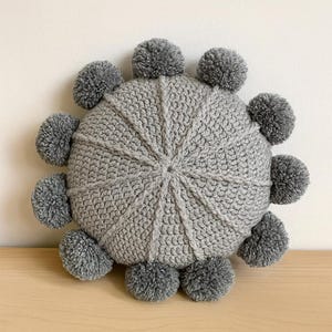 Handgefertigtes Pom Pom Kissen | Rundes Häkelkissen 40 x 40 cm | Alize Puffy Garn dekoratives Dekokissen | Gemütliches Wohndekor | Boho Wohndekor |