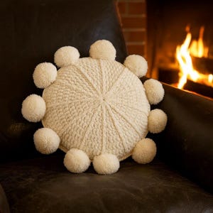 Weißes handgemachtes häkeln Pom Pom Kissen - rundes dekoratives Kissen, 40 x 40 cm, gestricktes Dekokissen für Wohn- und Schlafzimmerdekor | Geschwollen