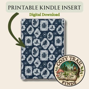 Peut inclure: Une tasse en céramique blanche avec une anse noire et le texte "But First, Coffee" en gras noir. La tasse est posée sur un fond flou, suggérant un cadre chaleureux.