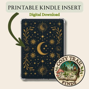 Puede incluir: Una funda Kindle imprimible con un diseño celestial dorado sobre fondo azul oscuro. Presenta una luna, estrellas y soles. El texto "Printable Kindle Insert" y "Digital Download" está en la parte superior.