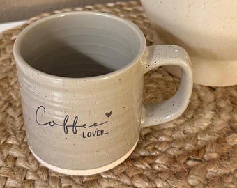 Personalisierte Tasse Keramik mit Sprenkel-Design | Lasergravur Becher mit Namen | Coffee Lover |Geschenk Geburtstag, Weihnachten, Büro