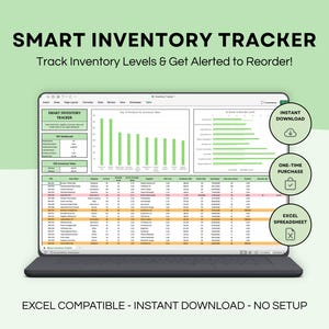 Op de afbeelding: Een laptop toont een spreadsheet met de titel "SMART INVENTORY TRACKER". Het scherm toont voorraadgegevens met staafdiagrammen en tabellen. De tekst luidt "Track Inventory Levels & Get Alerted to Reorder!" en "EXCEL COMPATIBLE - INSTANT DOWNLOAD - NO SETUP."