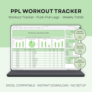 Op de afbeelding: Een laptop met een workout tracker spreadsheet. Het scherm toont datavisualisaties en een tabel voor het volgen van oefeningen. De tekst op het scherm luidt "PPL WORKOUT TRACKER" en "Push-Pull-Legs - Weekly Totals." Extra tekst is "DIRECT DOWNLOADEN" en "EXCEL SPREADSHEET."