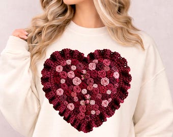Corazón de ganchillo falso PNG, corazón de hilo burdeos con rosas, clipart de aspecto tejido, diseño de sudadera de San Valentín, impresión DTF