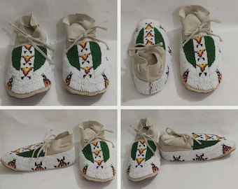 Mocasines de cuero con cuentas de estilo indígena americano vintage (9-1/2" de largo interior)