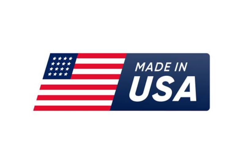 Puede incluir: Un dise&ntilde;o gr&aacute;fico rectangular con la bandera estadounidense a la izquierda y un rect&aacute;ngulo azul marino a la derecha. El texto "MADE IN USA" est&aacute; en blanco y en negrita.