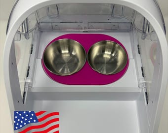 Adaptador impreso en 3D de color personalizado y dos cuencos de acero inoxidable para el comedero automático Surefeed® Microchip Pet Feeder.