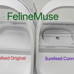 Puede incluir: Dos dispensadores blancos de comida para mascotas, uno etiquetado como "Surefeed Original" y el otro como "Surefeed Connect". El texto "FelineMuse" est&aacute; en verde encima de los dispensadores. Los dispensadores tienen tapas transparentes.
