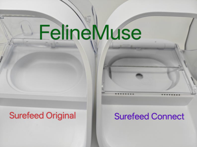 Puede incluir: Dos dispensadores blancos de comida para mascotas, uno etiquetado como "Surefeed Original" y el otro como "Surefeed Connect". El texto "FelineMuse" est&aacute; en verde encima de los dispensadores. Los dispensadores tienen tapas transparentes.