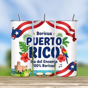 Può includere: Bicchiere bianco con un design con la scritta "Puerto Rico" in blu, un pappagallo, fiori di ibisco rossi e la bandiera portoricana. Il design include anche una rana, un forte e note musicali.