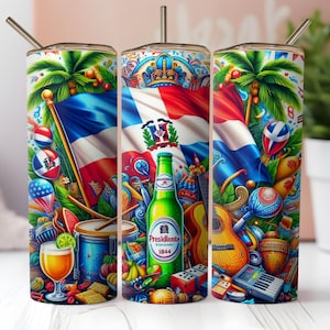 Könnte beinhalten: Ein lebendiger Becher mit einem Design, das die Flagge der Dominikanischen Republik, Palmen und verschiedene kulturelle Elemente zeigt. Das Design umfasst eine Flasche Presidente-Bier, Musikinstrumente und festliche Dekorationen. Der Becher hat einen silbernen Strohhalm.