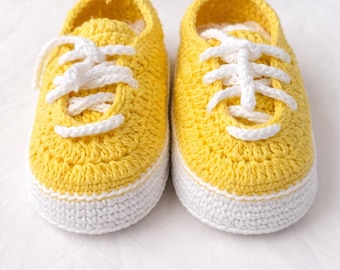 Chaussons bébé au crochet 3 à 6 mois jaune et blanc cadeau de naissance