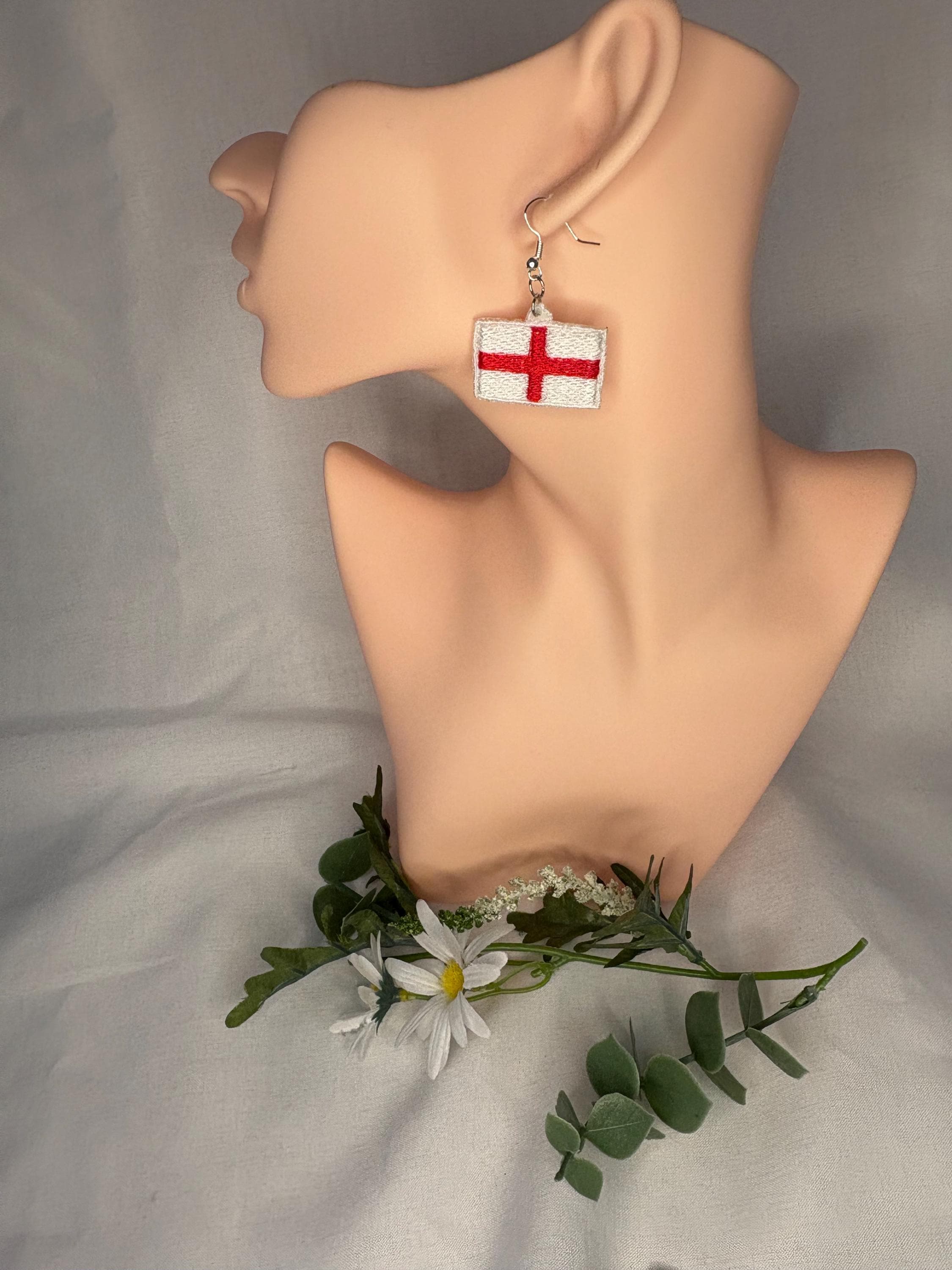 Donna Felice Con La Bandiera Di Britannici Contro L'occhio Di Londra A Inghilterra Regno Unito 41403517