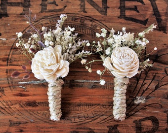 Boutonnière de fleurs séchées, boutonnière rustique, boutonnière de mariage fleur Sola Ivoire, boutonnière de garçons d'honneur, gypsophile, boutonnière