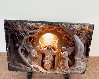 Puede incluir: Escultura de relieve de piedra rectangular que representa una escena religiosa. La escultura presenta una figura central con los brazos extendidos, flanqueada por dos figuras con alas, todo dentro de una abertura arqueada. El relieve es en tonos marrones y beige.