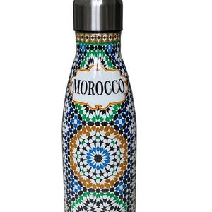 Peut inclure: Une gourde en acier inoxydable avec un motif mosaïque décoratif bleu, vert, or et noir. La bouteille a un bouchon argenté et le mot "MOROCCO" sur une étiquette blanche.