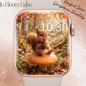 Peut inclure: Une montre connectée en or rose avec un écran numérique affichant un écureuil tenant une tasse sur un champignon dans une forêt automnale. L'écran indique 10:30 et FRI 11. Le texte sur l'image indique In Bloom Babe, Perfect Size, Gorgeous Quality.