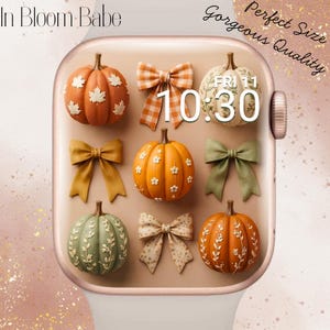 Può includere: Un quadrante per smartwatch con una griglia di zucche e fiocchi nei colori arancione, verde e crema. Il display mostra il testo In Bloom Babe, Perfect Size, Gorgeous Quality, la data FRI 11 e l'ora 10:30 in carattere digitale bianco.