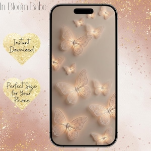 Pode incluir: Um ecrã de telemóvel mostra um papel de parede com borboletas brilhantes de vários tamanhos sobre um fundo bege. A imagem inclui o texto "In Bloom Babe", "Instant Download" e "Perfect Size for Your Phone".