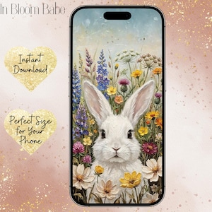 Könnte beinhalten: Digitales Handy-Hintergrundbild mit einem weißen Hasen, umgeben von bunten Wildblumen. Das Bild hat einen weichen, malerischen Stil mit einem hellblauen Himmel im Hintergrund. Der Text auf dem Bild lautet "In Bloom Babe", "Instant Download" und "Perfect Size for Your Phone".