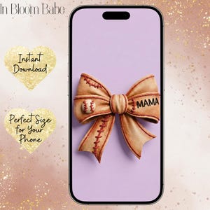 Puede incluir: Fondo de pantalla digital para teléfono con un lazo beige con costuras rojas y un acento de béisbol. La palabra "MAMA" está impresa en el lazo. La pantalla del teléfono está sobre un fondo lila claro.