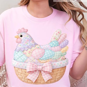 Pollo patchwork alla moda in colori pastello con fiocco rosa Coquette / Gallina patchwork trapuntata a fiori / Cottagecore - Design PNG Grandmacore per maglietta
